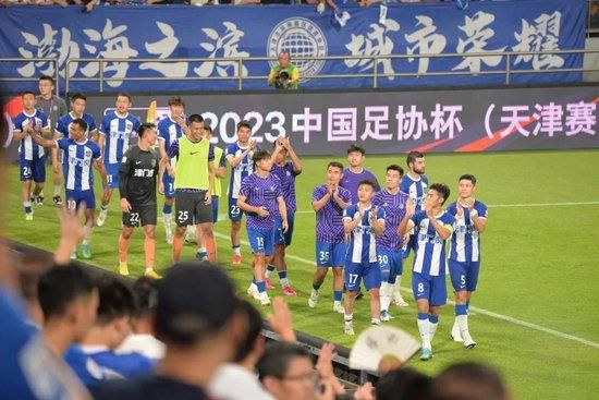 2014年，一名2岁的泰国女孩爱因兹被诊断为脑癌，经过十余次的手术治疗后，这条年轻的小生命最终还是遗憾离世